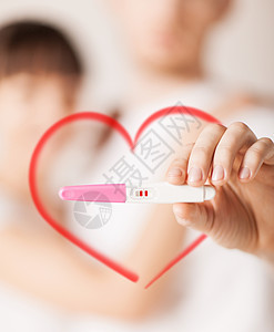 妇女及男子手进行怀孕测试条纹新生婴儿拥抱幸福母亲母性情怀男人生活图片