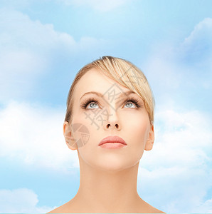 美貌美丽的女人抬头看蓝色女性天空女孩清洁治疗眼睛金发女郎皮肤护理图片