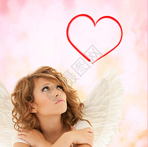 天使爱美丽坐着漂亮的高清图片