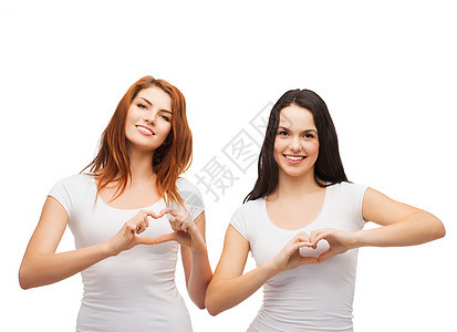 两个微笑的女孩 用双手露出心青年友谊乐趣帮助闺蜜朋友们朋友家庭学生情感图片