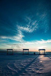 冬季在海边的餐桌公园季节野餐木头海滩桌子太阳椅子支撑阴影图片