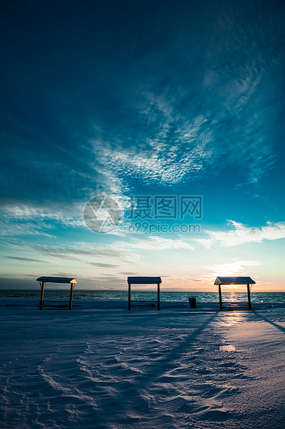 冬季在海边的餐桌公园季节野餐木头海滩桌子太阳椅子支撑阴影图片