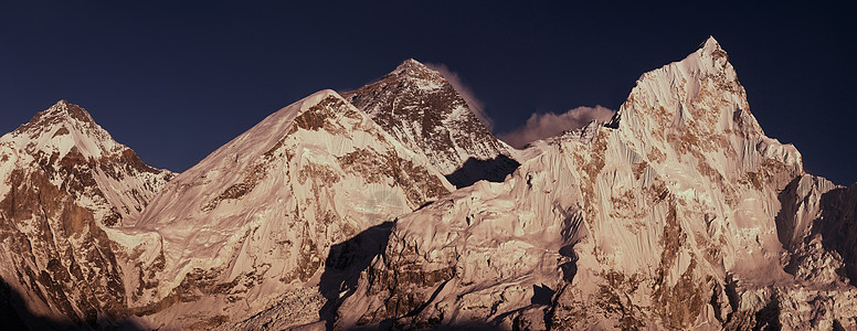 与Lhotse和Nuptse峰相伴的珠峰高峰全景观图片