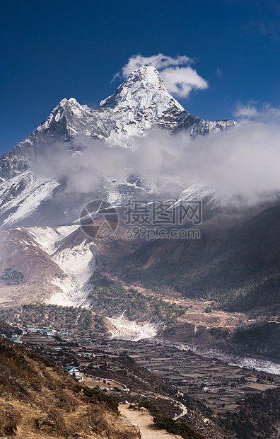 Ama Dablam山峰和hemalaya村全景图片