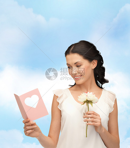 持有花和明信片的年轻妇女生日派对女士邮政微笑赞扬婚礼礼物卡片展示图片