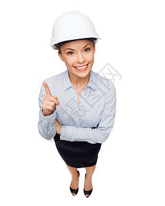 戴白头盔 举起手指的女商务人士企业家建设者拉丁建筑学注意力开发商财产工程师指挥成人图片