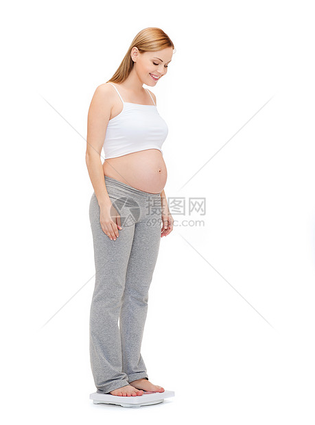 快乐的孕妇在体重上图片