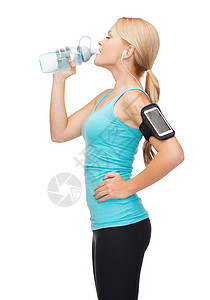 运动妇女用智能手机和耳机奔跑收音机减肥手臂互联网女孩臂章瓶子技术训练歌曲图片