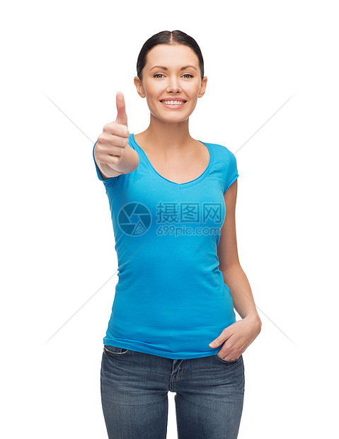 穿着蓝色T恤的笑着女孩 举起大拇指广告衬衫快乐学生微笑棉布女性青少年手势打印图片