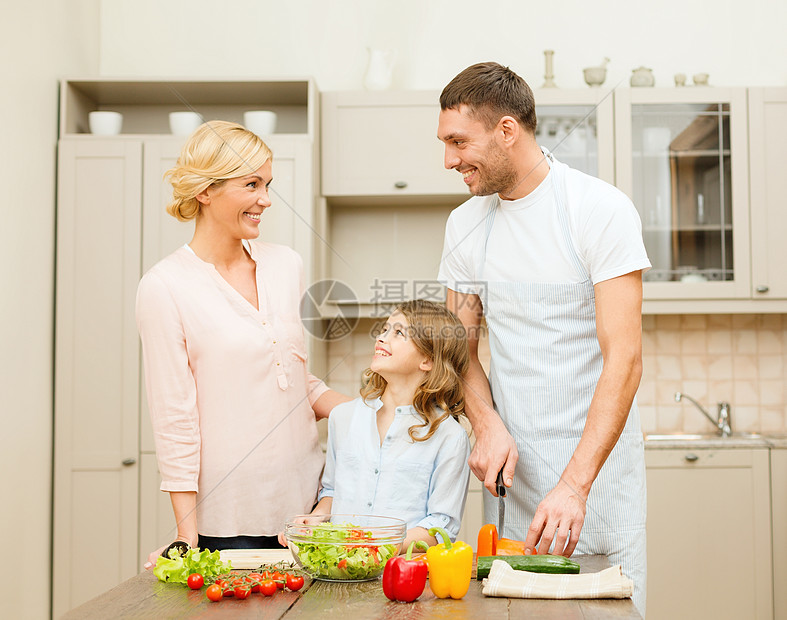 幸福的家庭在厨房做晚餐围裙早餐父亲食物女儿父母童年快乐蔬菜沙拉图片