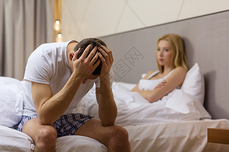 男人坐在床上 女人坐在背上疼痛房间思考离婚家庭机能睡衣酒店阳痿卧室图片
