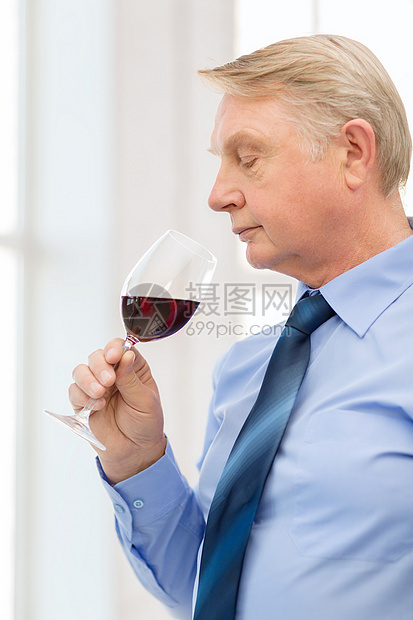 闻着红酒味的老年男子酿酒酿酒师男人酒杯鼻子测试餐厅专家地窖酒精图片