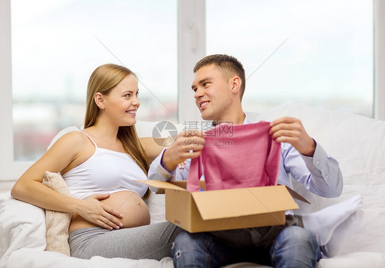 家庭幸福 等待孩子的孩子打开包裹箱展示命令肚子沙发女孩邮政父亲新生送货怀孕图片