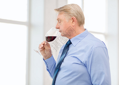 闻着红酒味的老年男子酿酒师微笑男人饮料酒杯专家酒厂地窖男性酒精图片