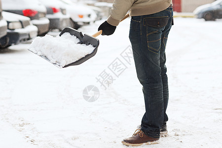 从车道上铲雪的 人打扫暴风雪工人天气降雪房屋男人手臂季节手套图片
