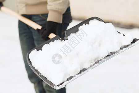 从车道上铲雪的 人工具降雪男性扫帚工人手臂打扫暴风雪风暴工作图片