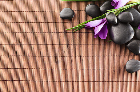 垫子上花朵的按摩石紫丁香竹子冥想纺织品治疗卵石美丽奢华石头福利图片