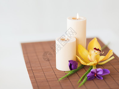 竹垫上的蜡烛 兰花和玫瑰花图片