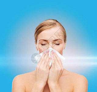 拥有纸巾的美丽女性疾病成人组织传染性哮喘鼻炎花粉症状喷嚏蓝色图片