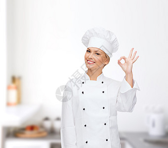 微笑的女厨师露出OK手牌成功厨房女孩餐厅管理人员帽子手势面包师工作女性图片
