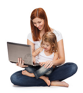 带着可爱的小女孩和笔记本电脑微笑妈妈家庭乐趣游戏女士拥抱童年女孩玩家图片