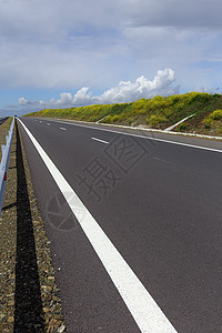 春季时在高速公路上驾驶建筑学运输旅行天空地平线路线工程蓝色多云图片