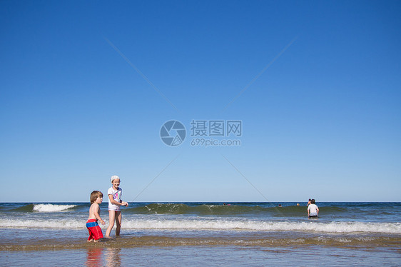 孩子们在海上玩游戏女孩海滩波浪家庭童年兄弟乐趣婴儿男生海洋图片
