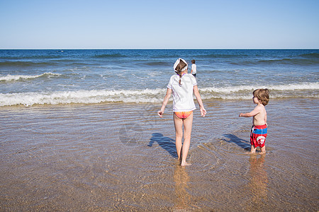 孩子们在海上玩游戏女孩波浪姐姐家庭童年乐趣海滩兄弟婴儿海洋图片