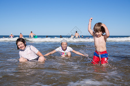 孩子们在海上玩游戏女孩姐姐乐趣家庭海洋海滩婴儿男生波浪童年图片