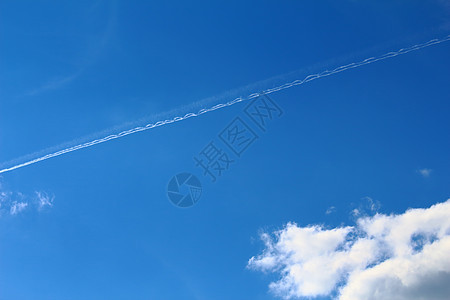 蓝色天空 白云摄影空气自由阳光场景太阳白色风景天气季节图片