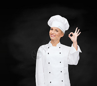 微笑的女厨师露出OK手牌餐厅美食职业面包师工作食物女性粉笔服务成人图片