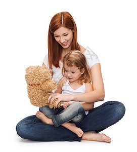 与可爱的女孩和泰迪熊一起快乐的母亲幸福女儿动物乐趣母性礼物家庭拥抱妈妈育儿图片