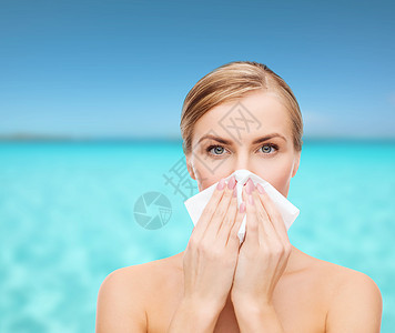 拥有纸巾的美丽女性海洋保健症状蓝色女孩女士花粉细菌流感组织图片