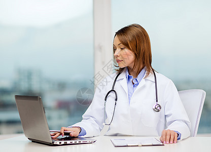 拥有膝上型计算机和剪贴板的忙医员工保健学生药品技术网络笔记上网卫生邮件图片