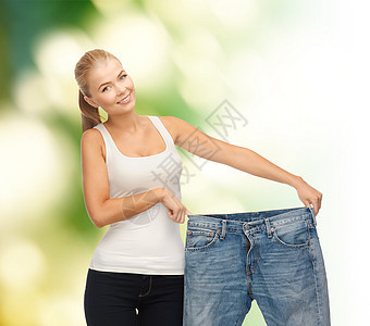 穿着大裤子的运动妇女橘皮饮食衣服成功燃烧减肥尺寸微笑测量腰部图片