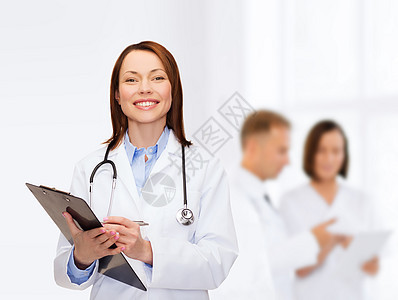 带剪贴板的笑着女医生处方学家药品职业医疗保险帮助诊所援助情况写作图片