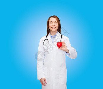 带着心脏和听诊器 微笑的女医生攻击药品专家医院护士韵律生活有氧运动家庭心脏病图片