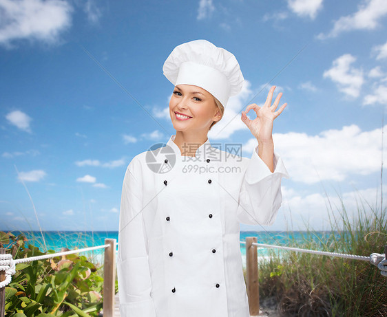 微笑的女厨师露出OK手牌帽子职业酒店海滩手势美食女孩管理人员成人女士图片