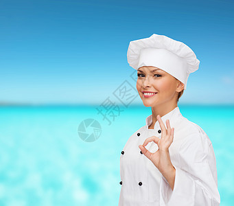 微笑的女厨师露出OK手牌食物管理人员服务面包师成功假期蓝色女性职业帽子图片