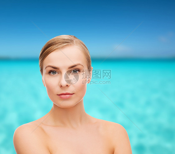 年轻妇女的面部和肩膀金发女郎海滩成人皮肤福利活力青年女孩容貌蓝色图片