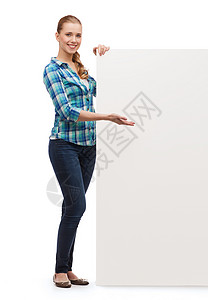 带着白白空白板的微笑的年轻女子女性幸福广告白色横幅手势成人女孩学生空白图片