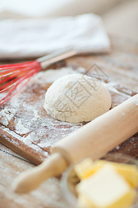 切口板上面包面团的紧闭甜点面粉厨房食物黄油面糊面包拂尘糕点酵母图片