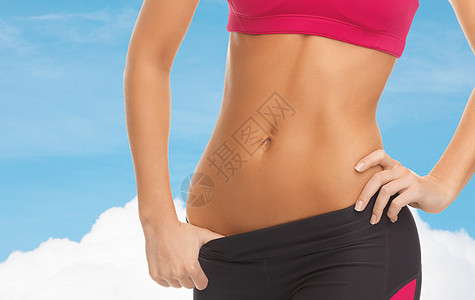 受过培训的妇女 abs力量腰部重量健身房蓝色腹肌天空腹部减肥损失图片