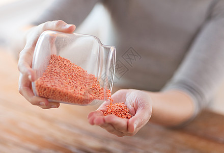 以红色扁扁豆特写女性空荡的罐子农业玻璃棕榈种子女士蔬菜豆类营养房子饮食图片