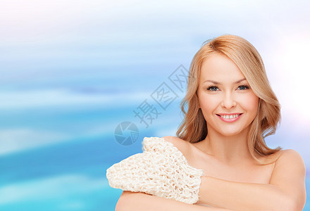 带着除花手套的笑着女人护理织物擦洗治疗海绵科学按摩蓝色身体海洋图片