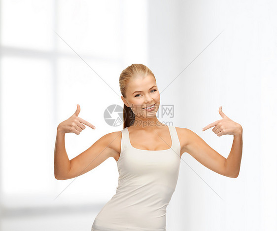穿着白白白色短袖圆领汗衫的妇女指着她自己快乐女孩广告数字胸部微笑房间青少年女士手指图片