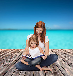 爱读书的孩子和可爱的小女孩 还有书本家庭故事母性幸福海洋女儿假期木头妈妈父母背景