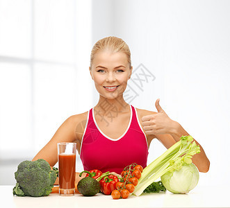 带着有机食品的微笑着的妇女食物福利蔬菜饮食果汁房间运动装生态身体青菜图片