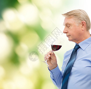 闻着红酒的老人饮料闲暇男性酒杯测试酿酒师酿酒生物鼻子检查图片