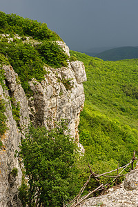 暴风雨前闲暇悬崖冒险边缘享受峡谷岩石双手顶峰上坡图片